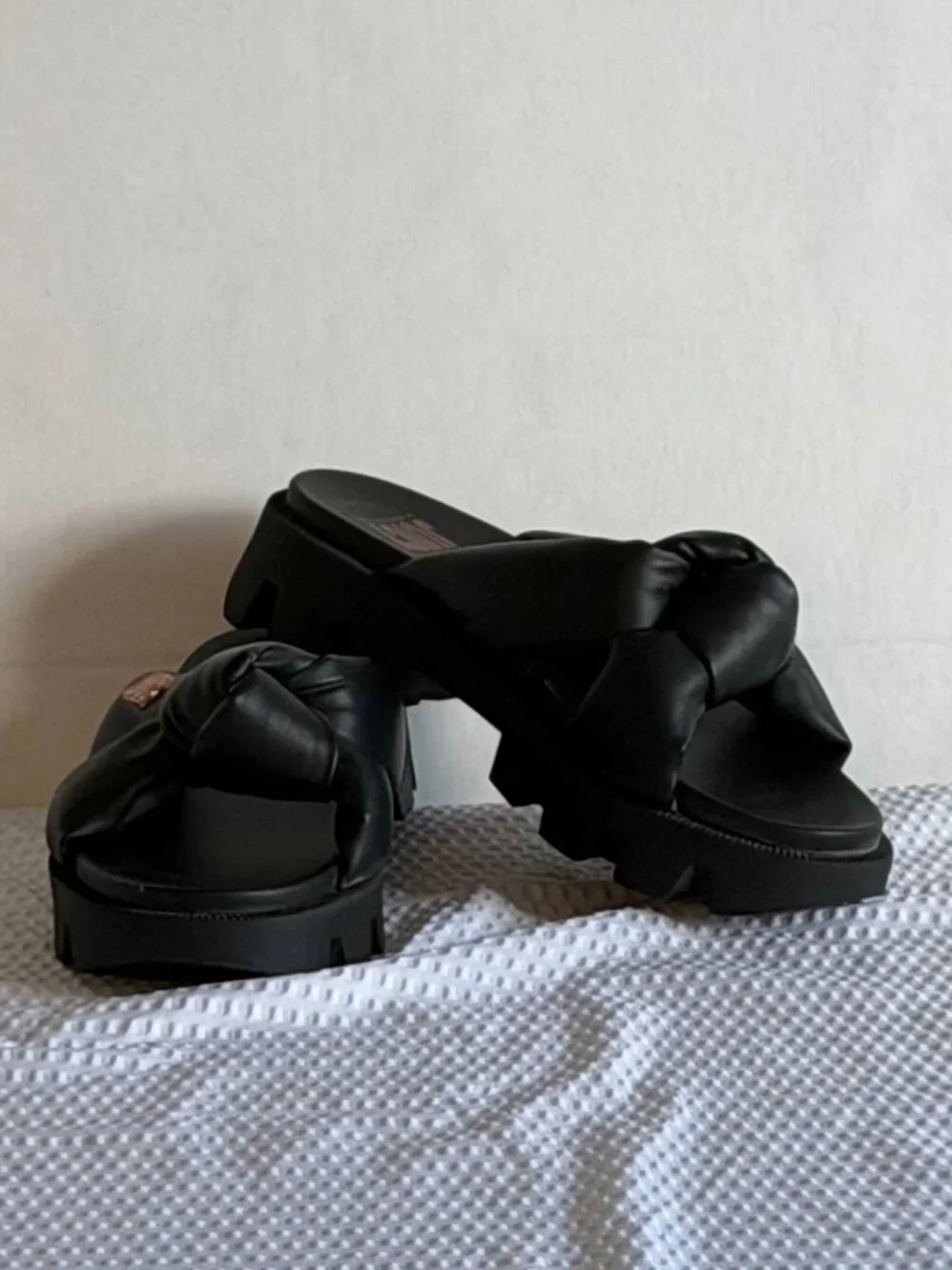 *NWOT* Juicy Couture Black ‘Knotted Bow’ Flip Flop Sandals*